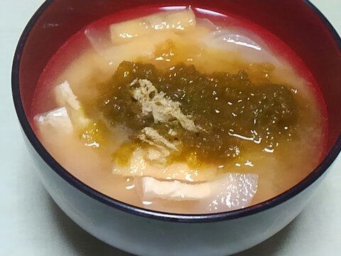 とろろ昆布と新玉ねぎと油揚げの味噌汁＊